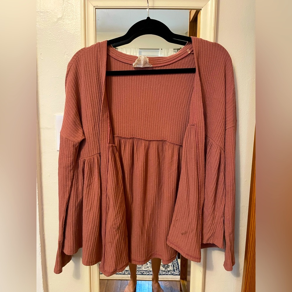 Dusty pink ribbed cardigan with gathered/peplum detail